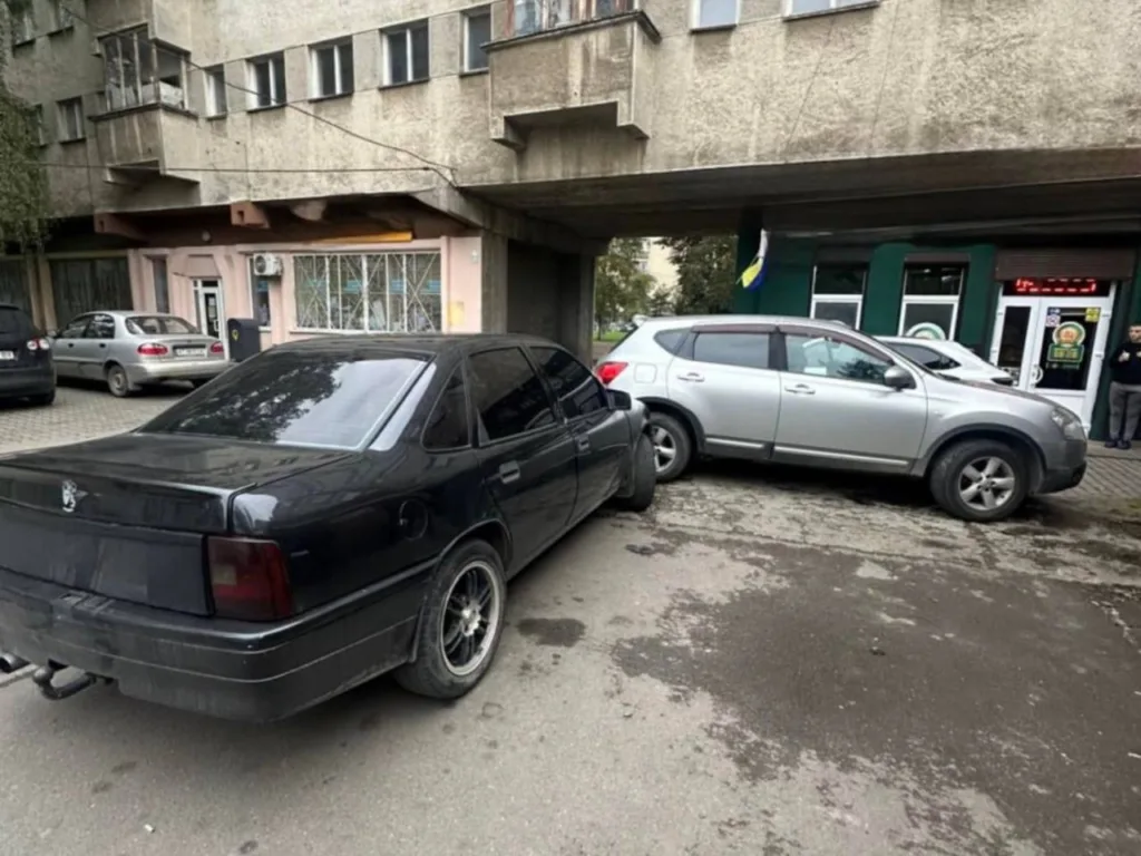 Дві машини неправильно припарковані біля будинку