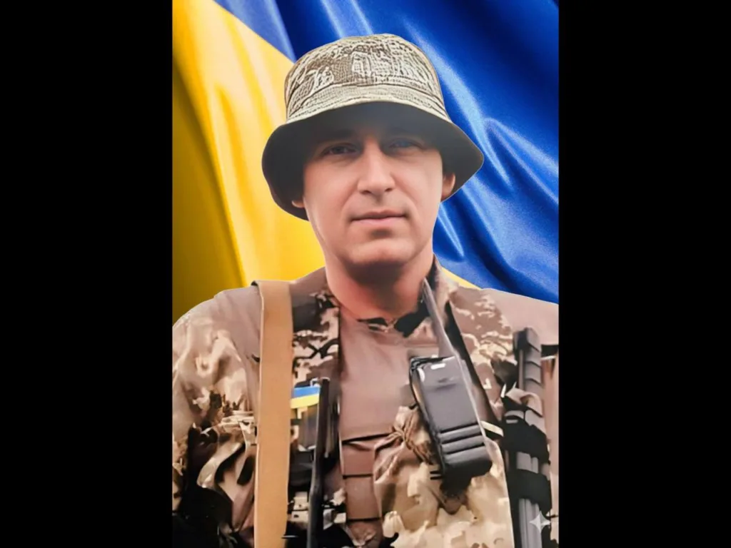 Український військовий на фоні прапора України