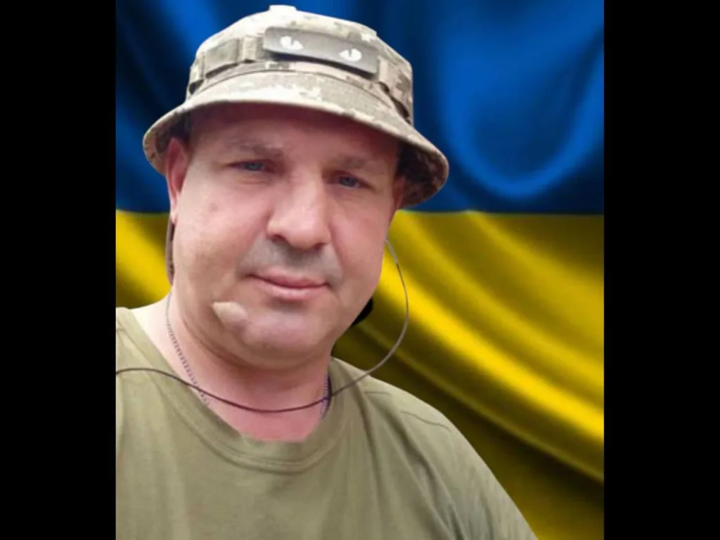 Військовий на тлі прапора України