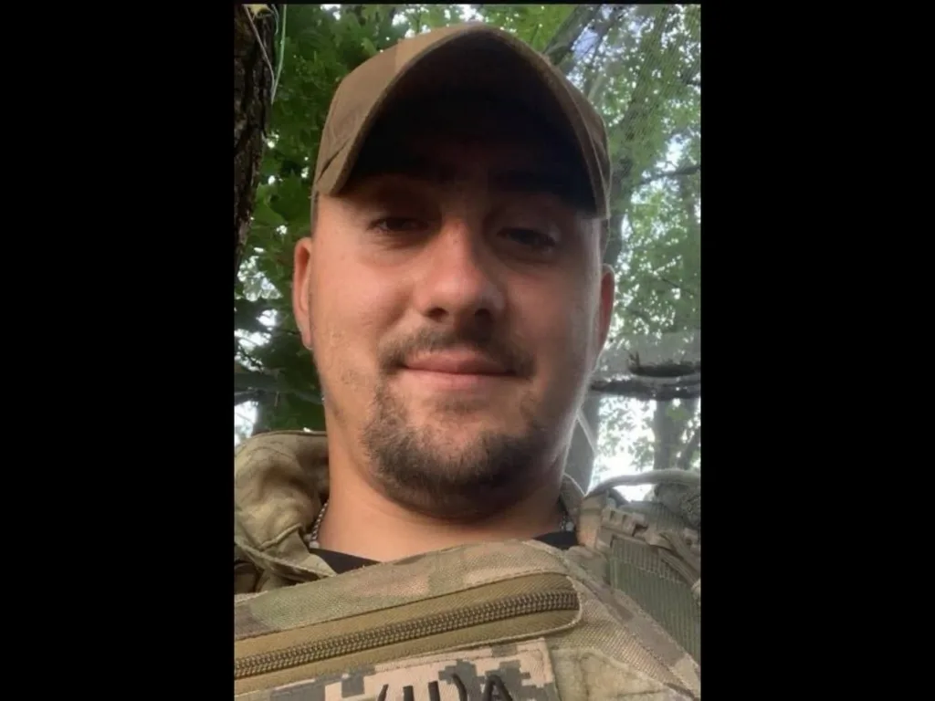 Український військовий у формі на природі