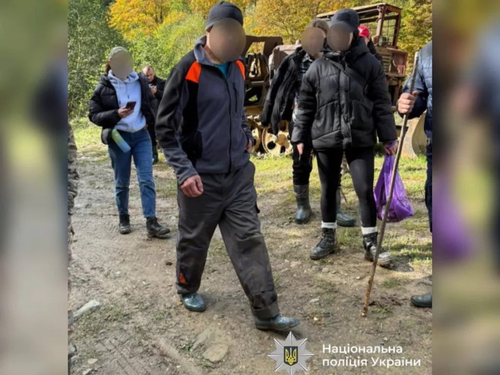 Люди йдуть лісовою стежкою восени