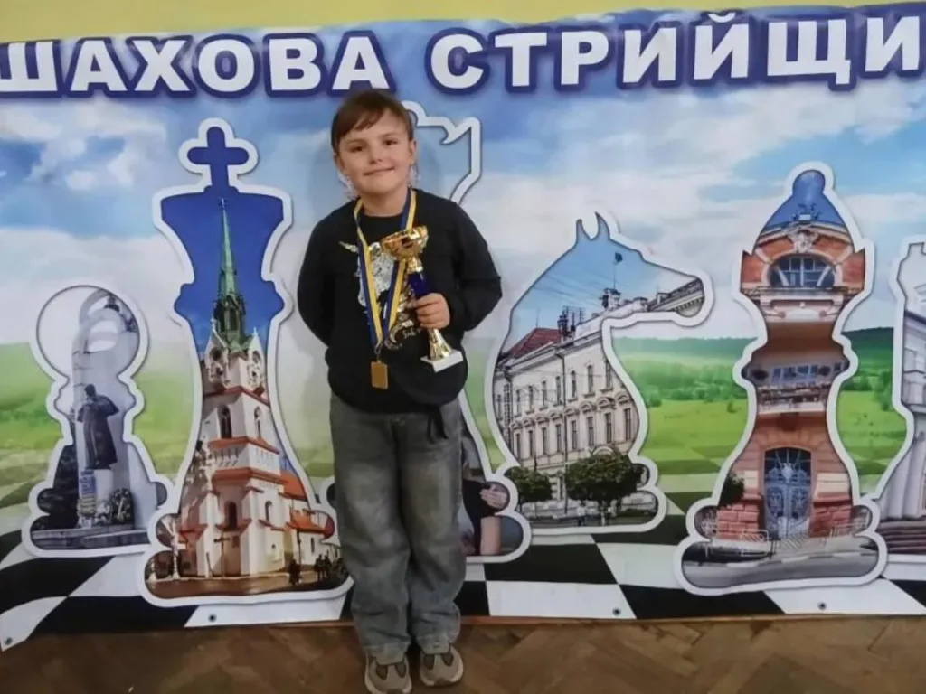 Дитина з кубком на шаховому турнірі