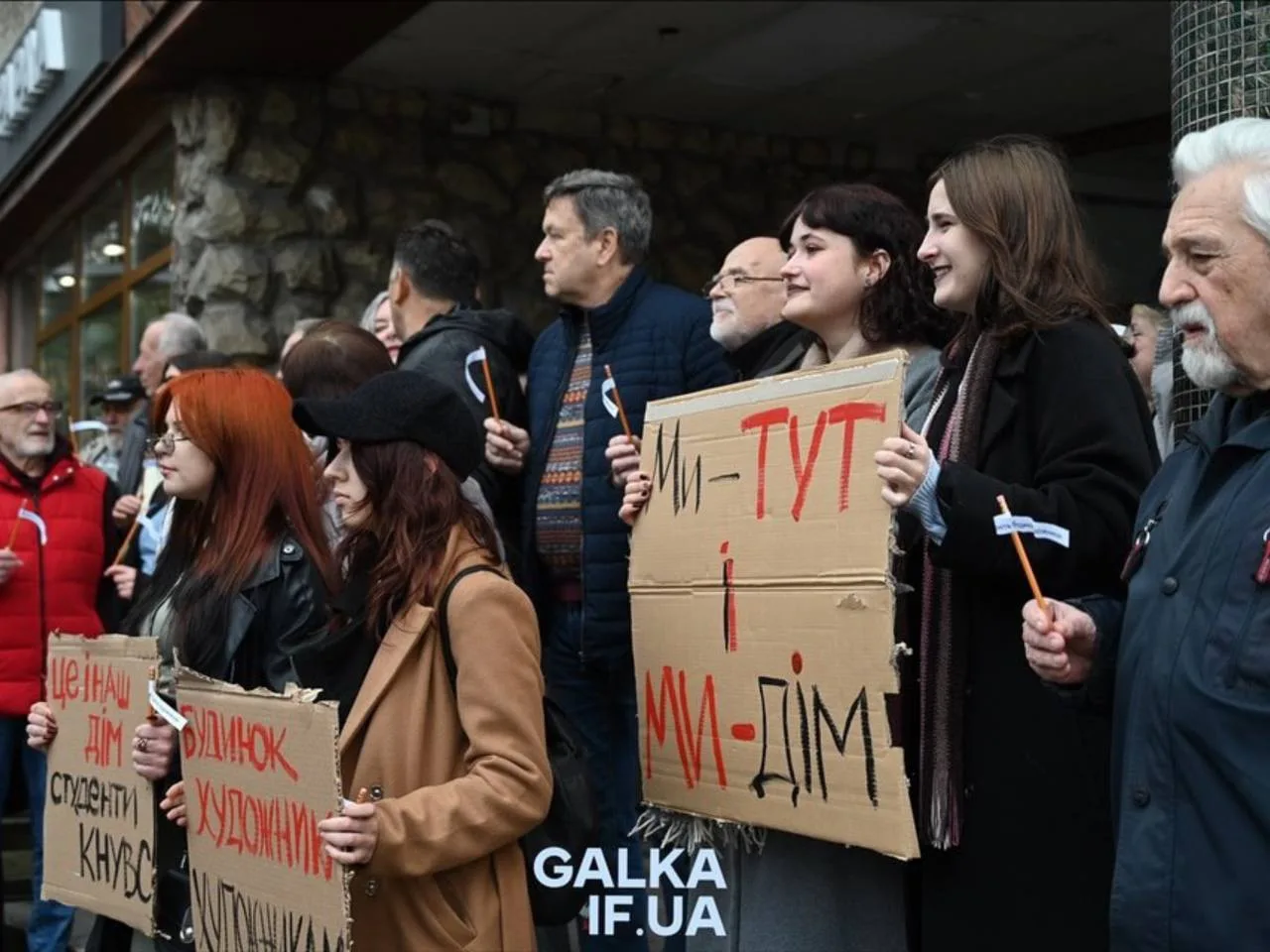 Студенти тримають плакати під час мирної акції