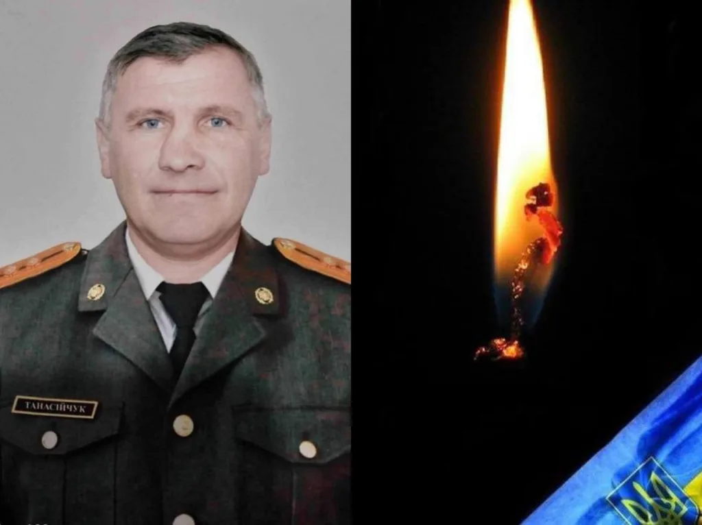 Військовий у формі та палаюча свічка пам’яті
