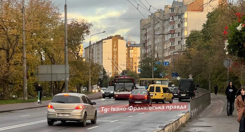 Вулиця Івано-Франківська з автомобілями та будинками