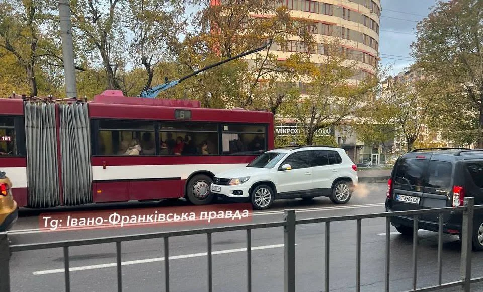 Білий автомобіль зіткнувся з тролейбусом у місті