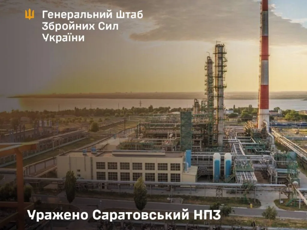 Промисловий завод із димарем біля річки