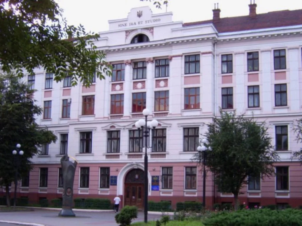 Фасад історичної будівлі університету в Україні