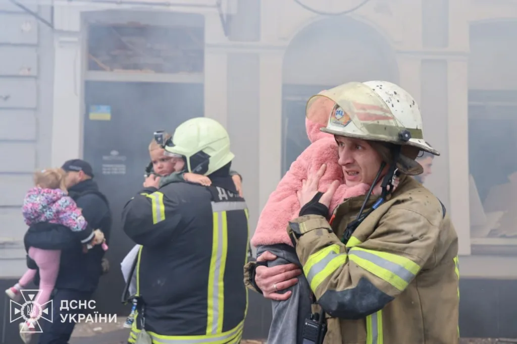 Рятувальники евакуюють дітей під час пожежі
