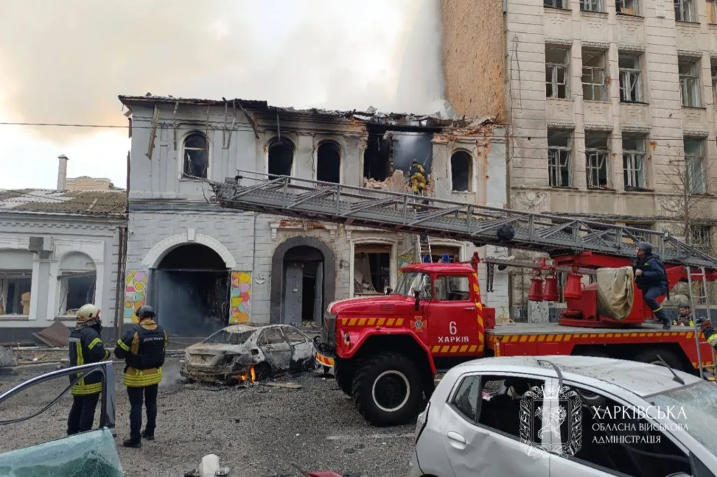 Пожежники гасять будівлю після вибуху у Харкові