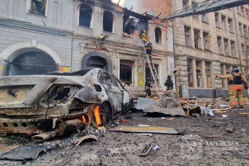 Пожежники гасять вогонь після вибуху в Харкові