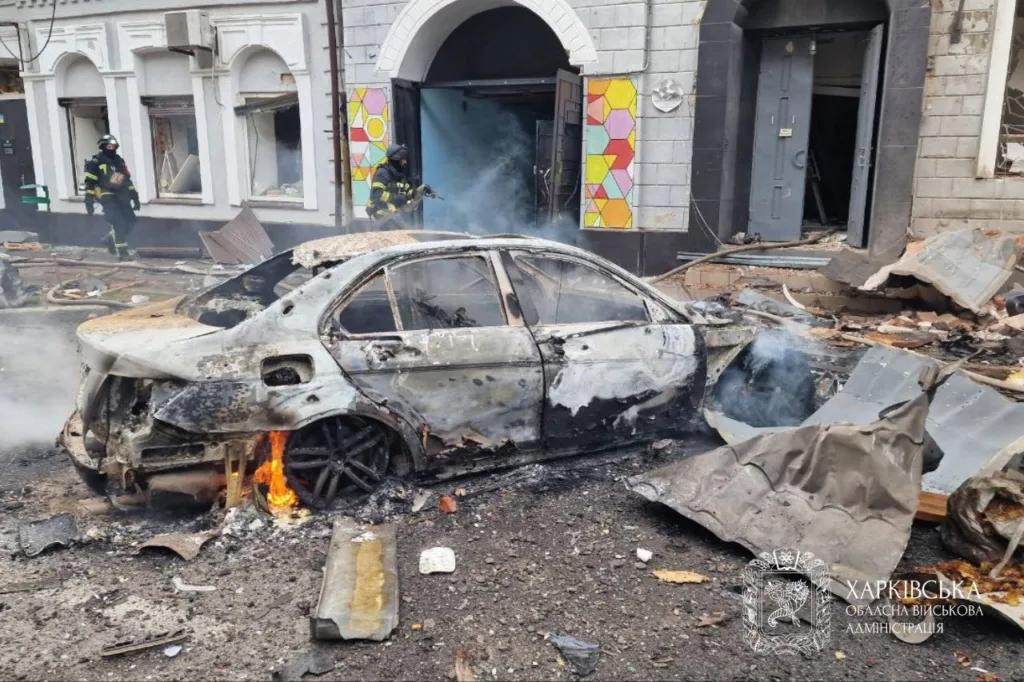 Зруйнована машина після вибуху в місті