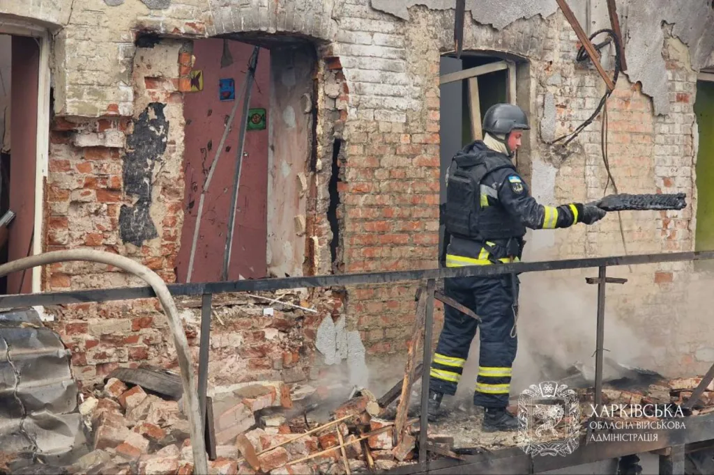 Рятувальник оглядає зруйновану будівлю після обстрілу