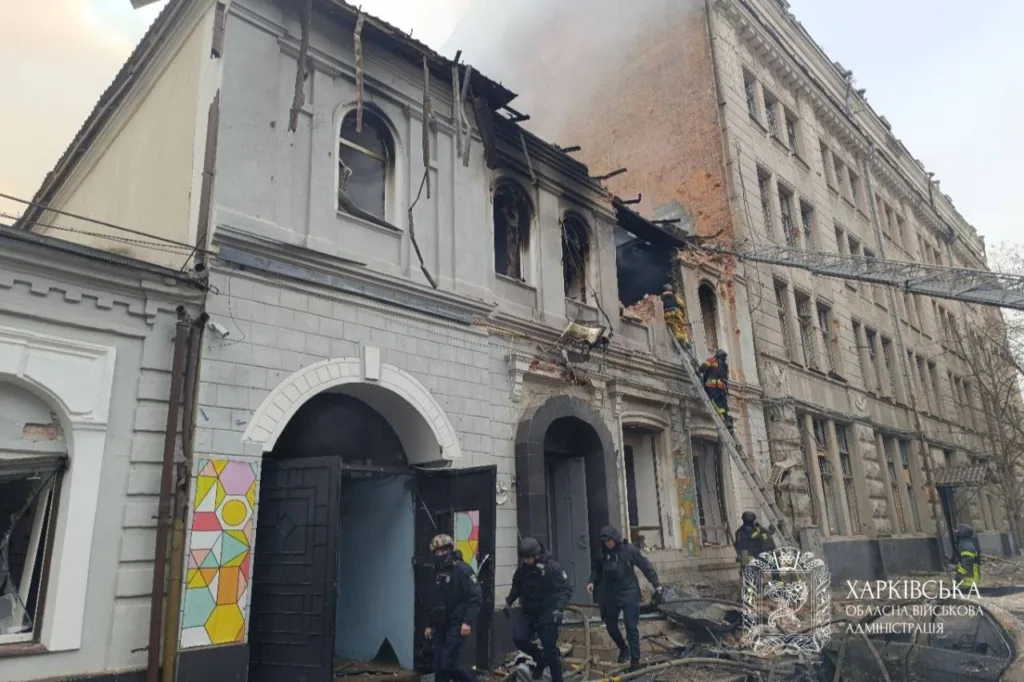 Рятувальники працюють біля зруйнованої будівлі Харкова