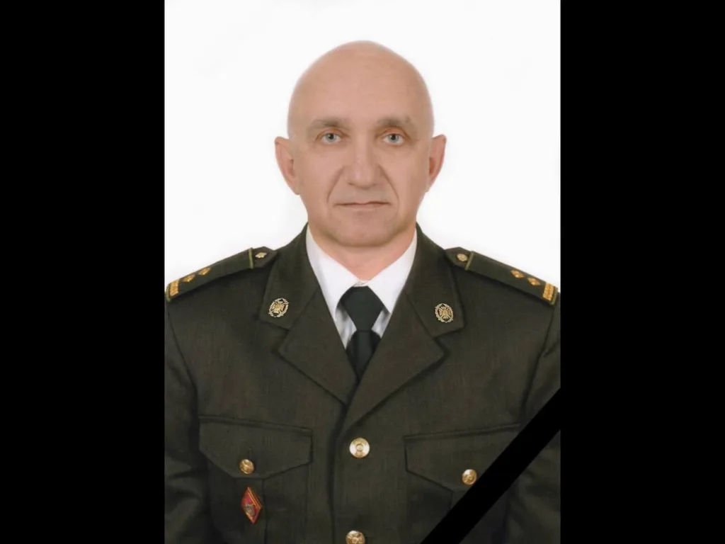 Український військовий у парадній формі