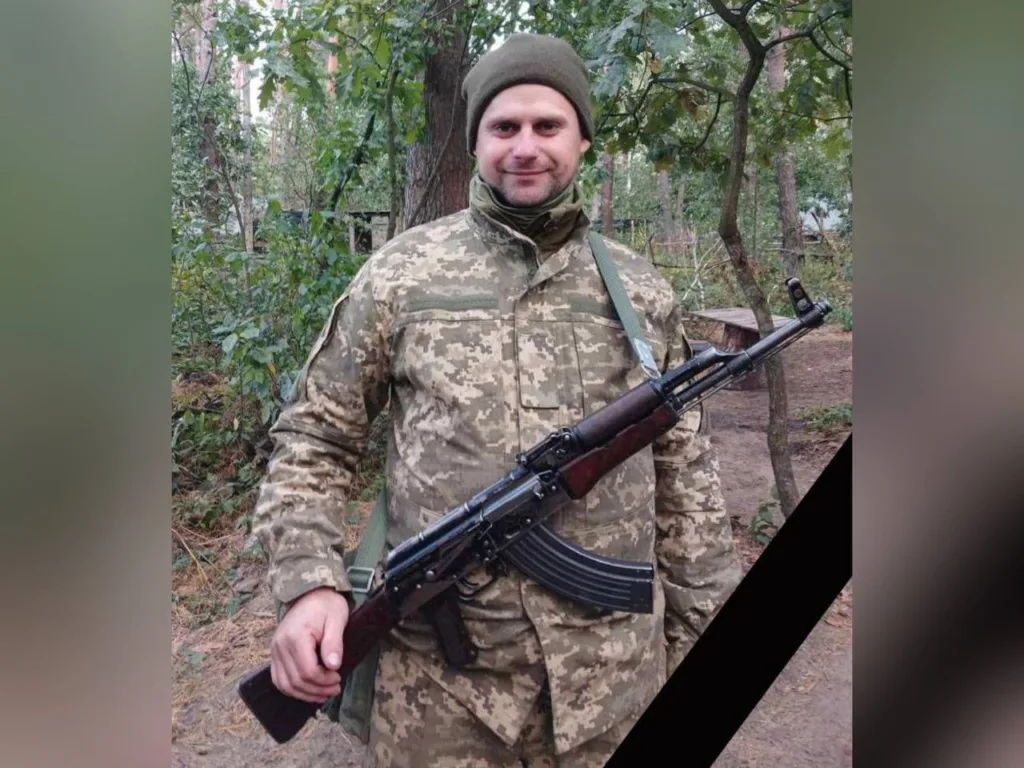 Український військовий у лісі з автоматом
