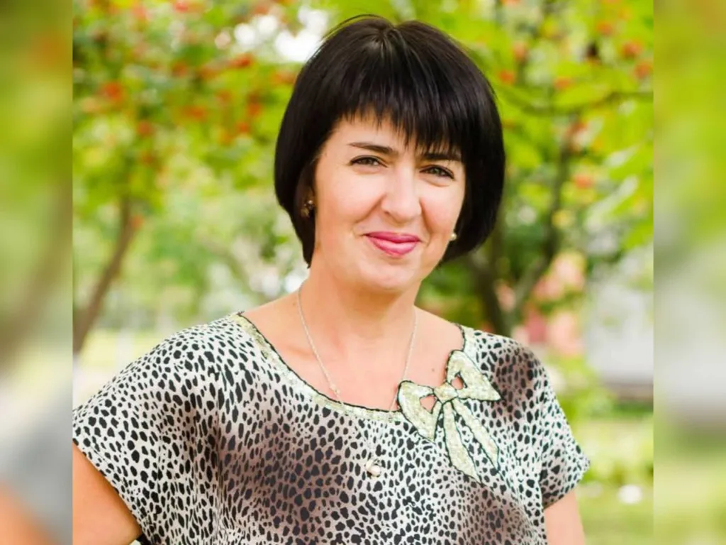Жінка усміхається на природі влітку