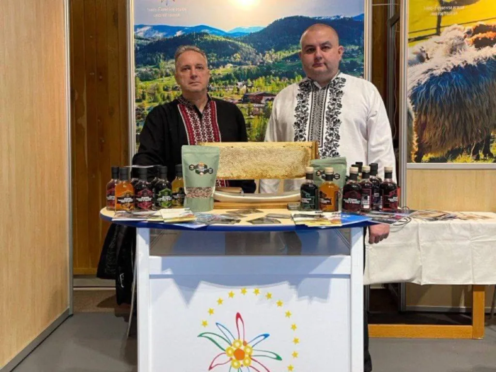 Двоє чоловіків представляють українські продукти на виставці