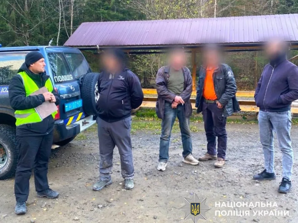 Поліція України спілкується з групою чоловіків