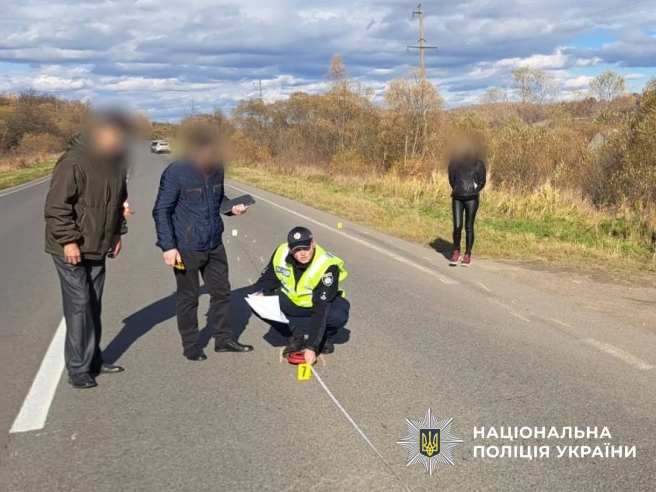 Поліція оглядає місце події на дорозі