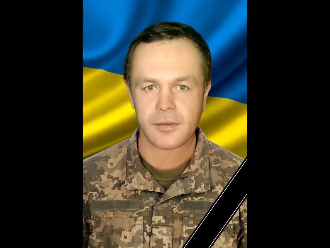 Український військовий на тлі прапора України