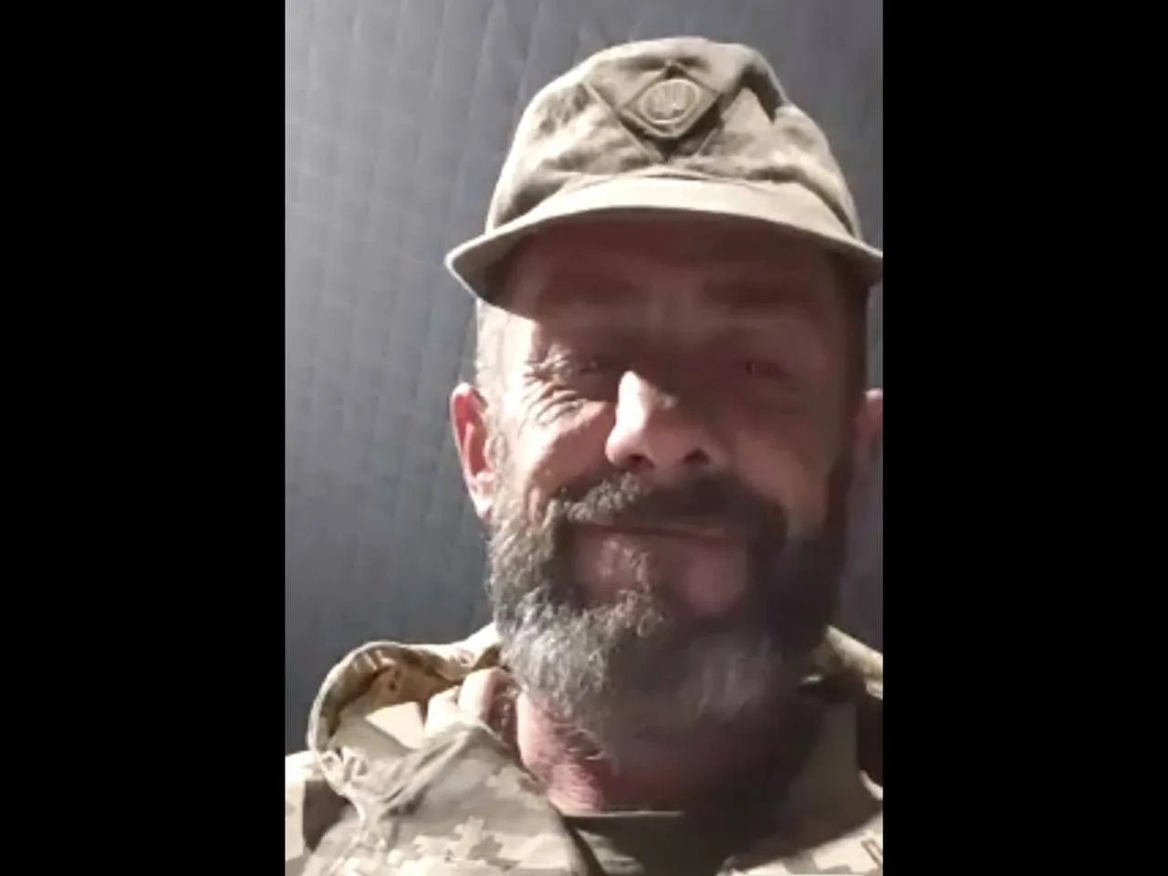 Український військовий у формі посміхається