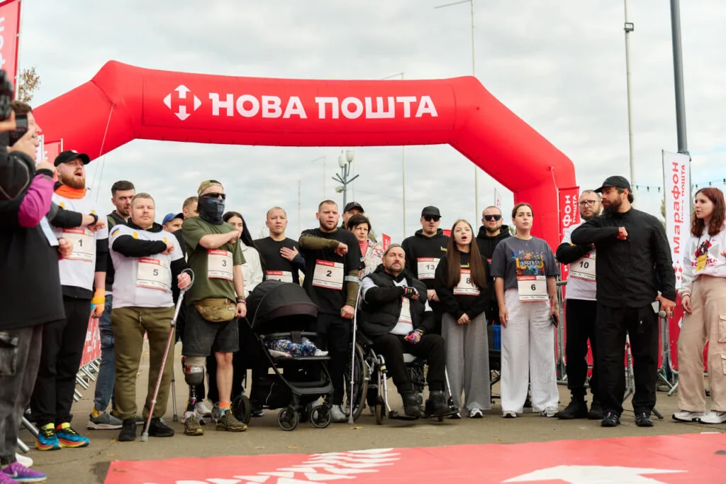 Учасники марафону біля стартової арки Нова Пошта
