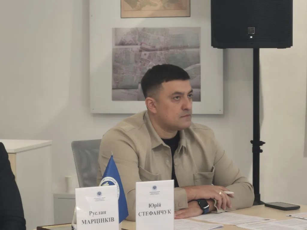 Чоловік на діловій зустрічі за столом