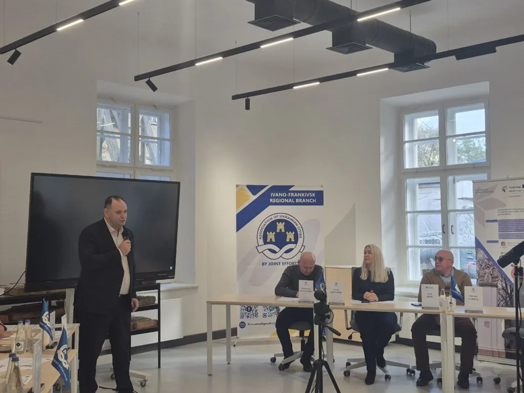 Презентація у Івано-Франківську, виступ чоловіка перед аудиторією