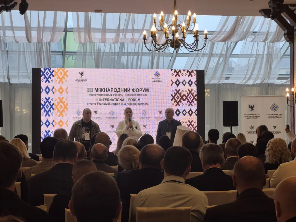 Люди на міжнародному форумі в Івано-Франківську.