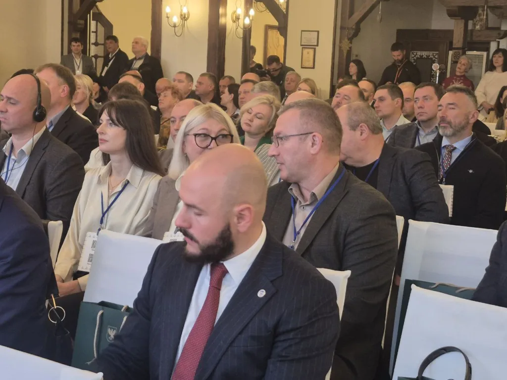 Люди на конференції в залі