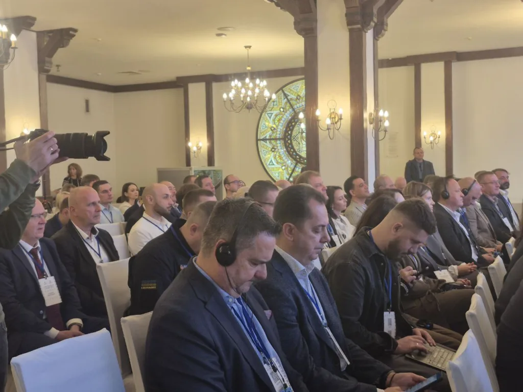 Слухачі на конференції з навушниками для перекладу.