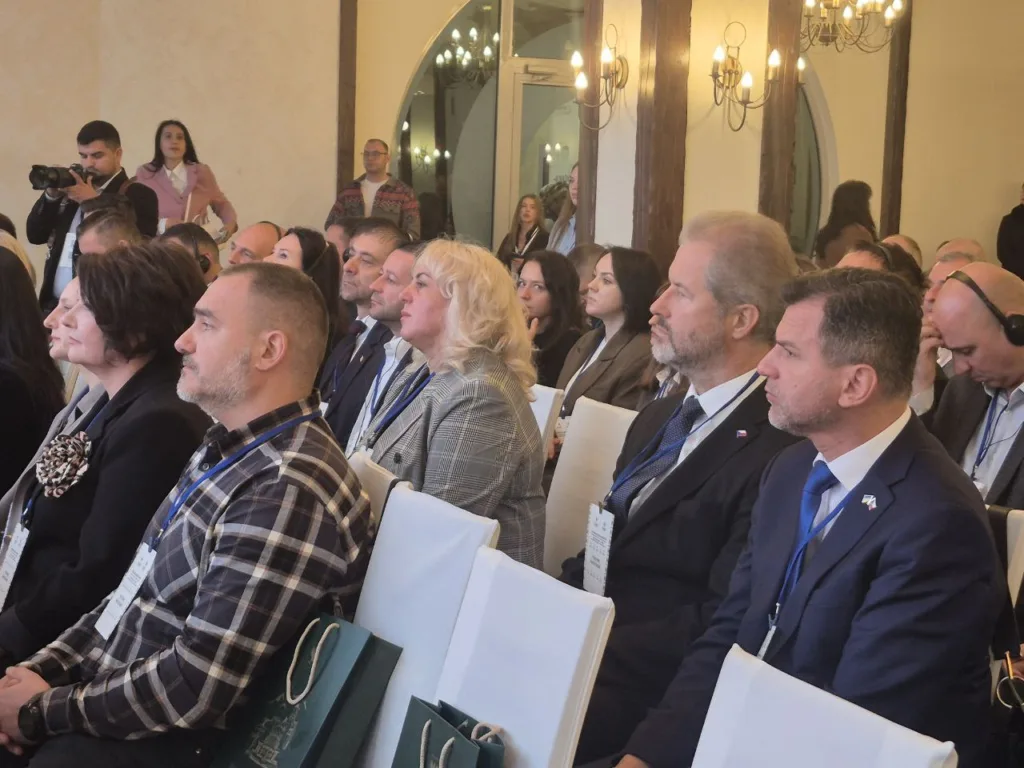 Люди на конференції слухають доповідачів.