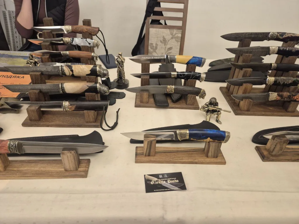 Колекція художніх ножів на виставковому стенді