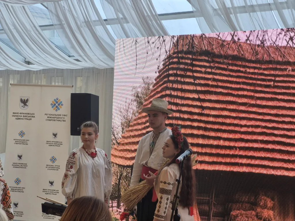 Традиційні українські костюми на сцені фестивалю