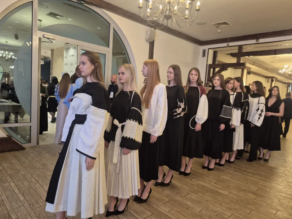 Моделі у чорних та білих сукнях, черга показ.