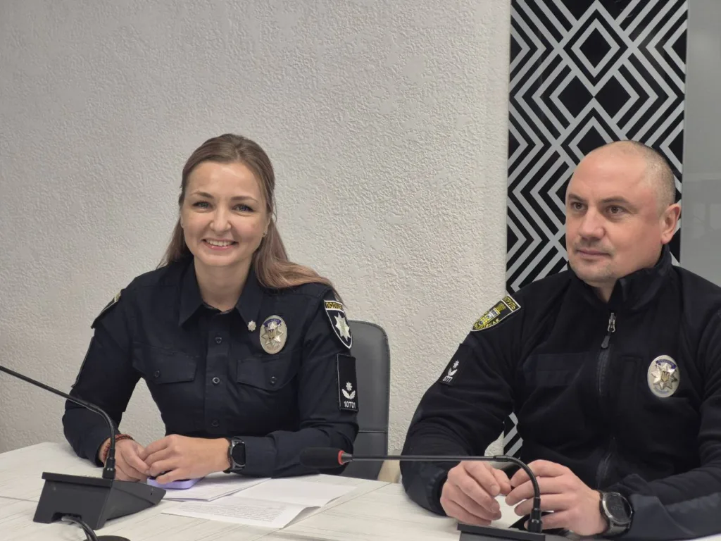 Двоє поліцейських на пресконференції