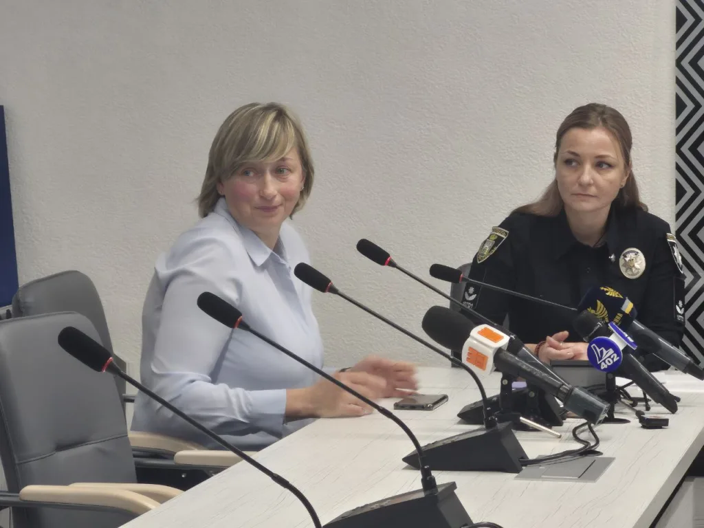 Жінки на пресконференції з мікрофонами