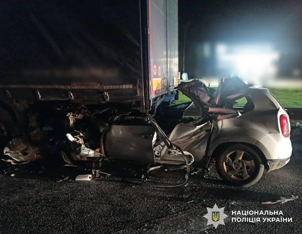 ДТП легковика з вантажівкою вночі на дорозі