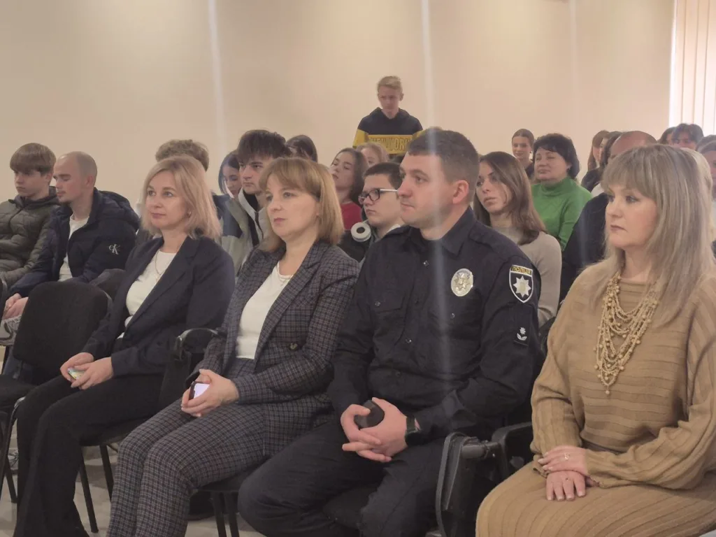 Люди слухають лекцію у залі