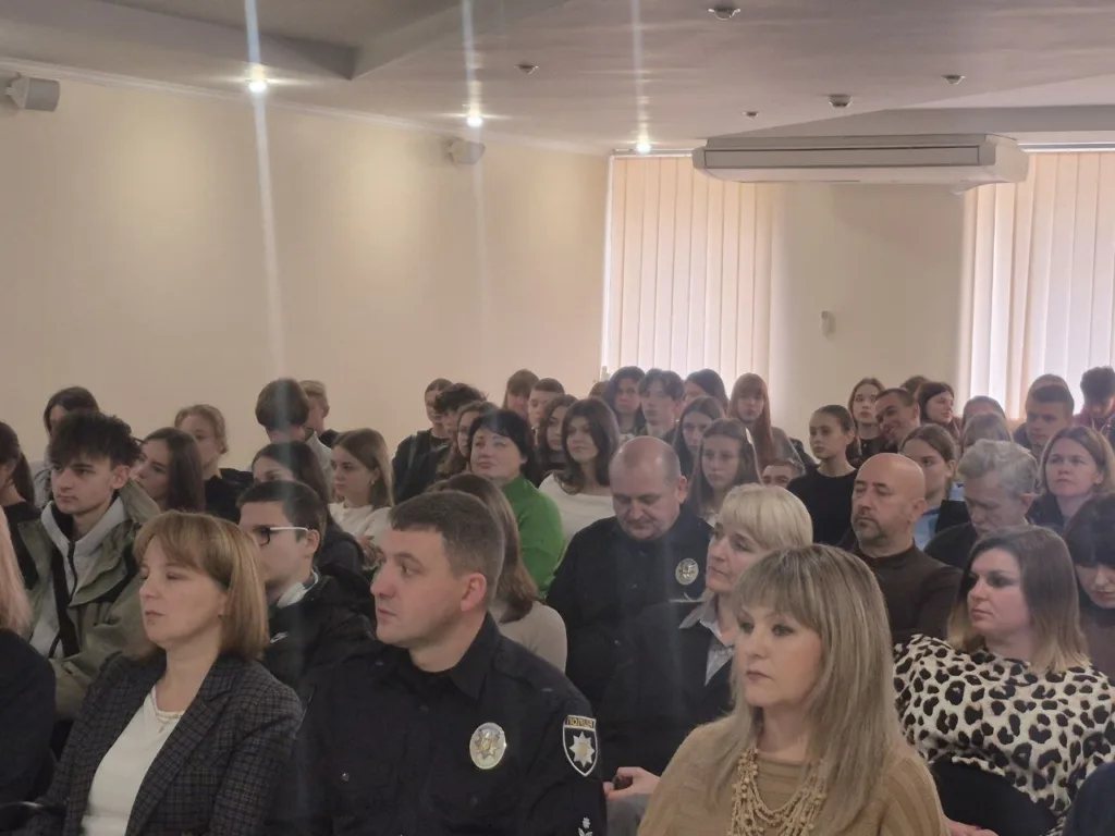 Люди на зустрічі в залі