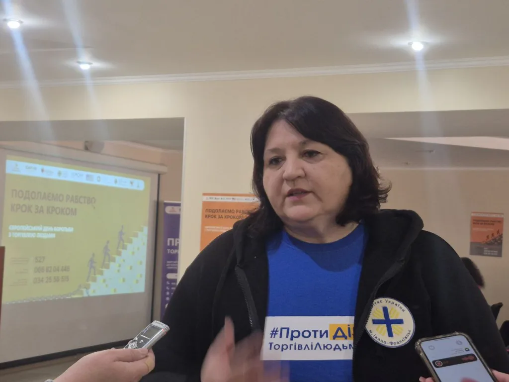 Жінка виступає на заході проти торгівлі людьми