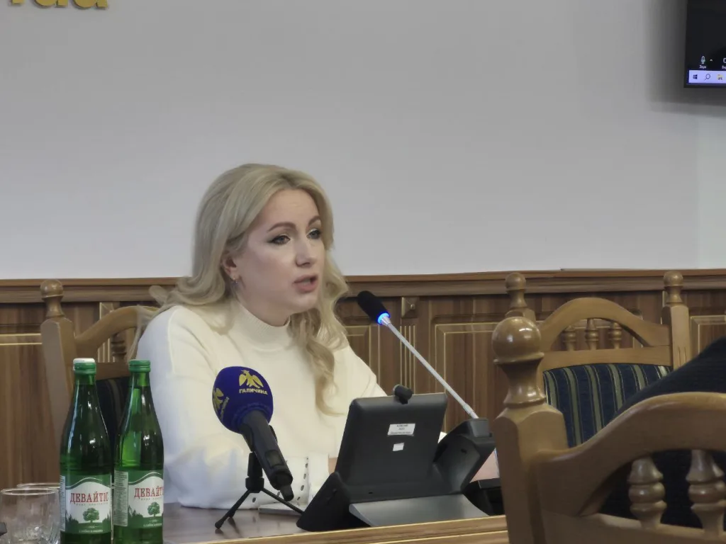 Жінка говорить на пресконференції з мікрофоном