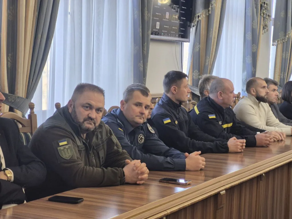 Українські рятувальники на нараді за столом
