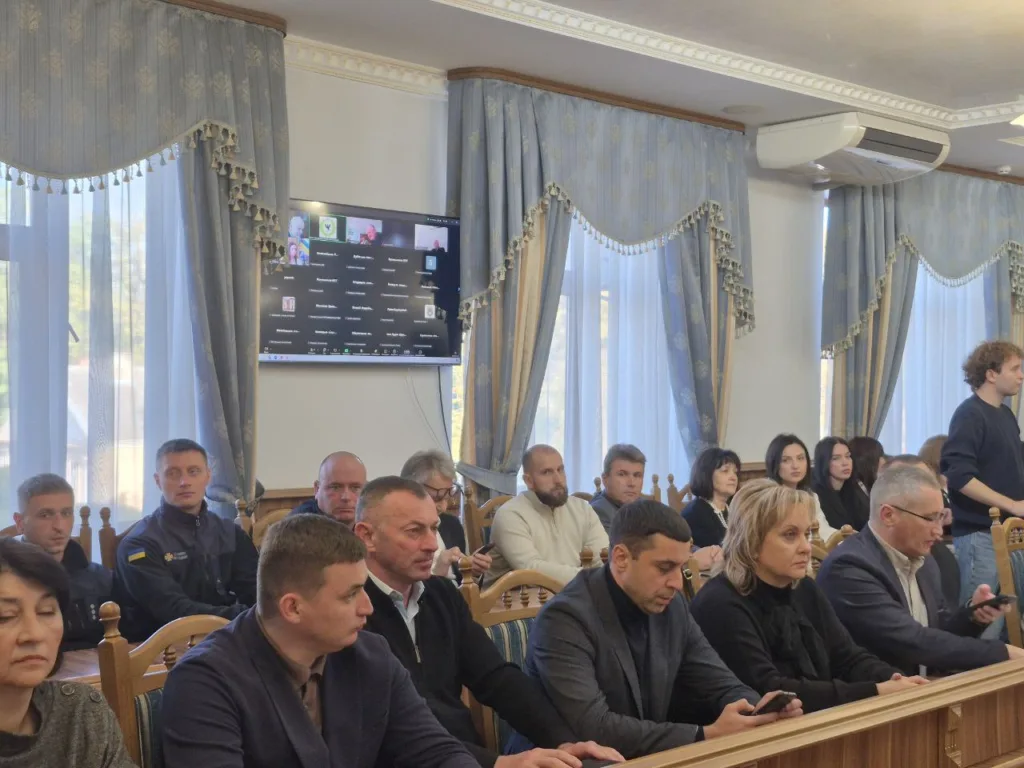 Засідання у залі з онлайн-конференцією на екрані