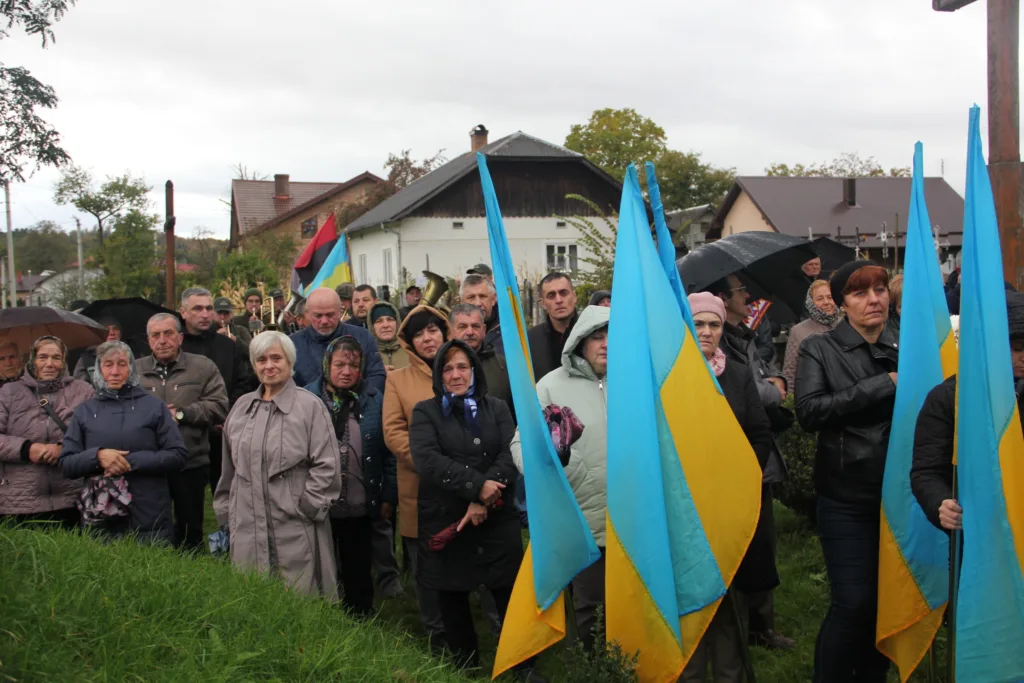 Мітинг людей з українськими прапорами на вулиці
