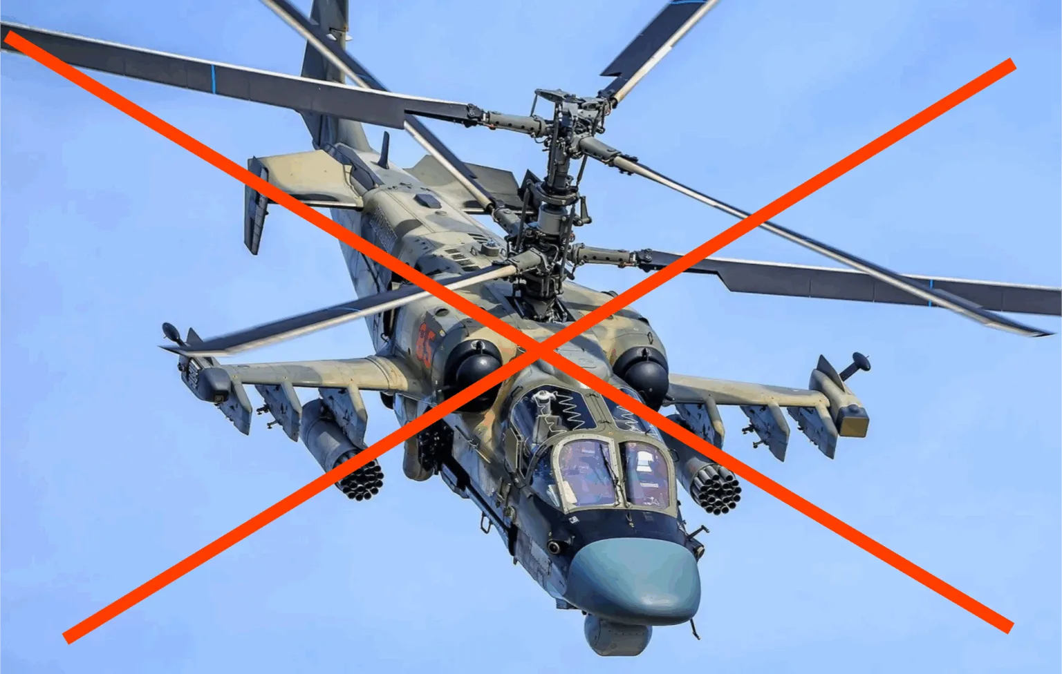 Вертоліт із червоним хрестом на фоні неба
