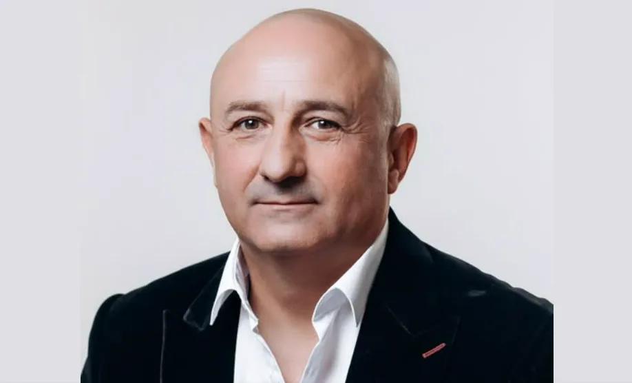 Портрет лисого чоловіка у темному піджаку