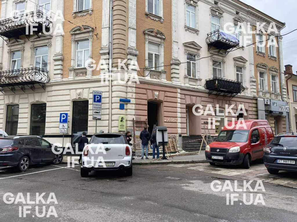 У Франківську демонтували скляну добудову до історичної пам’ятки на Шашкевича. ФОТО