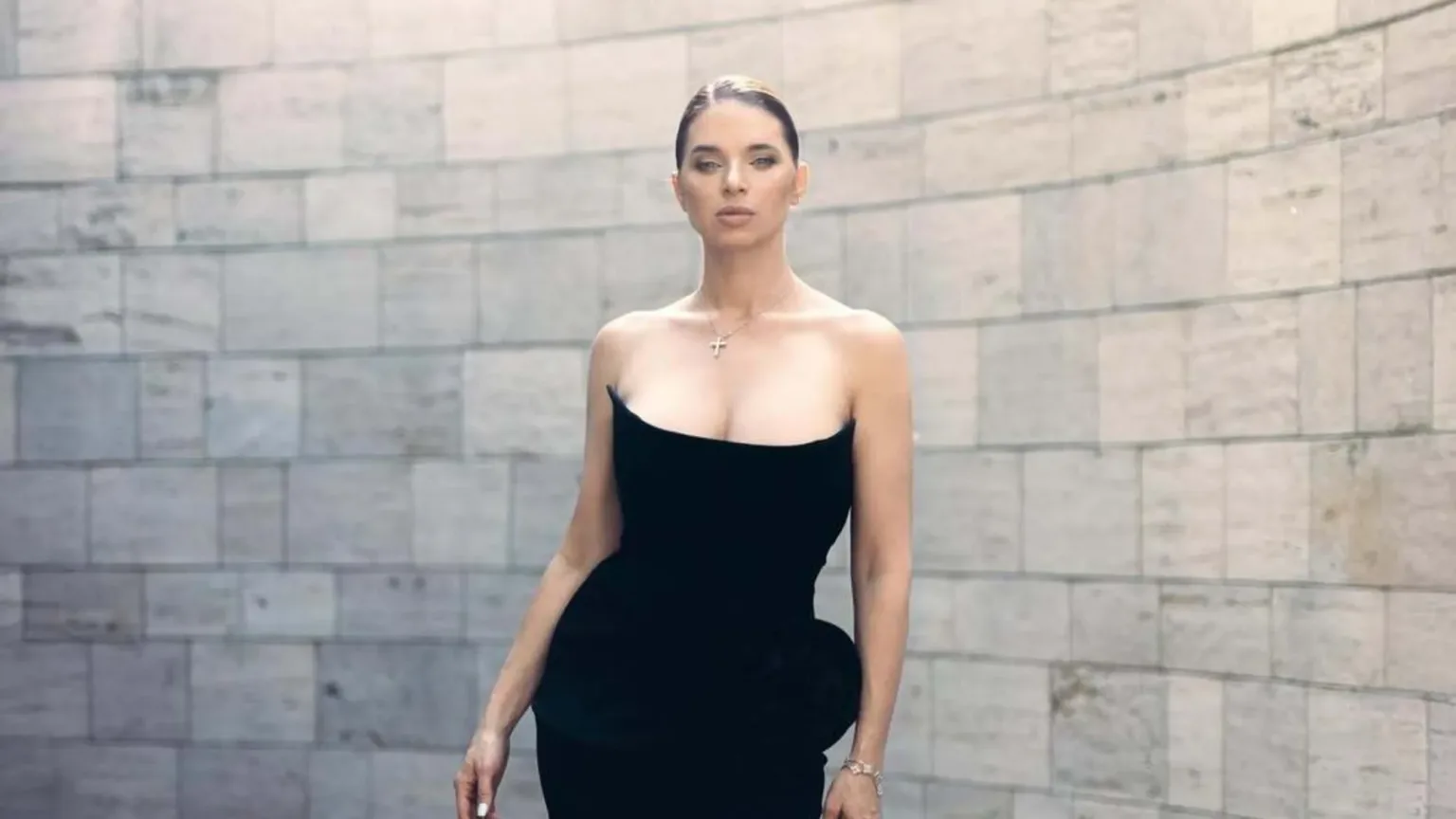 Катерина Усик у трендових образах прогулялася вулицями Парижа